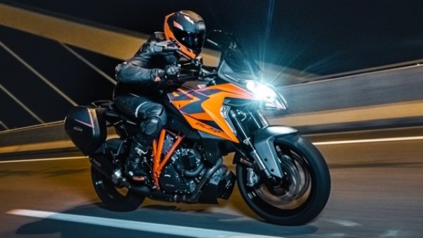 KTM 1290 Super Duke GT е нова интерпретация за дълги разстояния на1290 Super Duke R. Има същия 1301-куиков LC8 V-twin мотор. Но тук осигурява 175 к.с. Различна доста е задната подрамка, за да побере по-добре пътника и чантите. Широко регулируемите полуактивни окачвания са естествено с марката WP. Спирачният блок се състои от двоен 320 мм преден диск с 4-бутални апарати Brembo и единичен 240 мм диск отзад с 2-бутален апарат, всички контролирани от Bosch ABS с функция за завиване. Електроннотооборудване следва това на неговите „сестри“ R и Adventure. 

Има три режима на каране, ride-by-wire ускорител, деактивируем тракшън контрол, круиз контрол и асистиран старт. 7-инчовият цветен TFT е същият като при Adventure и използва специалното приложение, за да предлага и навигация завой по завой. Отопляемите дръжки и изцяло LED, адаптивни светлини допълват картината. Quickshifter+ се предлага като опция. Мускулестият спортен звяр тежи 209 кг без 23-те литра гориво. И тръгва от цена 22 930 евро .